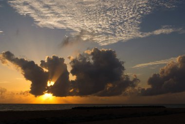 Hint Okyanusu üzerinde gün batımı