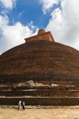 Antik Budist manastır şehri Anuradharpura, Sri Lanka 'da Abayagiri dagoba