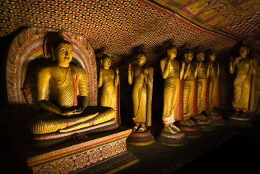Dambulla mağarasının içinde Buda heykelleri