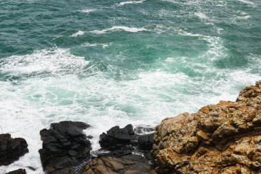 Güçlü Hint okyanusunun kayalık kıyı şeridi