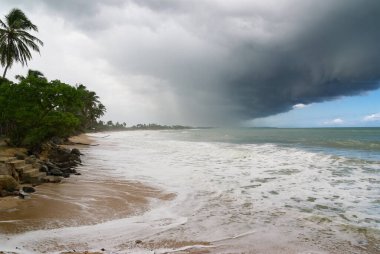 Hint okyanusu üzerinde dramatik fırtınalı bulutlar, Tangalle, Sri Lanka