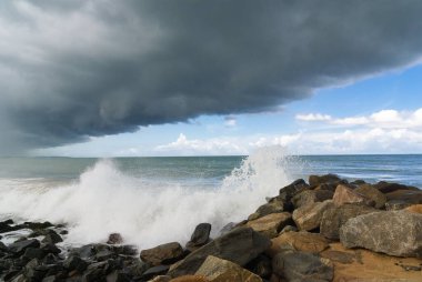 Hint okyanusu üzerinde dramatik fırtınalı bulutlar, Tangalle, Sri Lanka