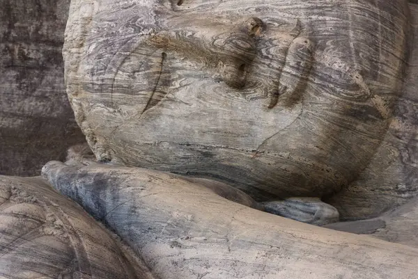 Buda heykeli kız vihare, Polonnaruwa, Sri Lanka uzanmış, portre
