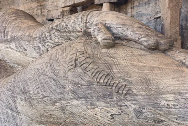 Buda heykeli kız vihare, Polonnaruwa, Sri Lanka uzanmış, portre