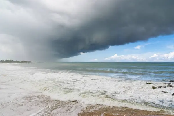Hint okyanusu üzerinde dramatik fırtınalı bulutlar, Tangalle, Sri Lanka