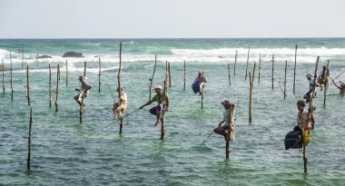 Weligama Körfezi bölgesinde geleneksel balık avı, Sri Lanka