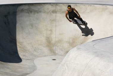 Beton bir kaykaycı Beton bir kaykaya biniyor