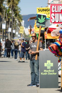 Venice Beach, Santa Monica 'da tıbbi marihuana satan bir adam.
