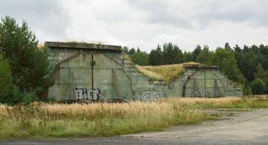 Terk edilmiş soğuk savaş döneminden kalma askeri uçak hangarı, Mimon, Çek Cumhuriyeti