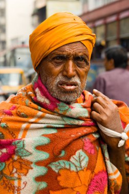 Pune sokaklarında evsiz bir adam