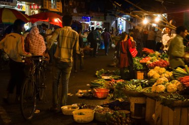 Mumbai, Hindistan 'da sebze tezgahı olan bir gece pazarı.