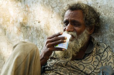 Mumbai sokaklarında evsiz bir adam