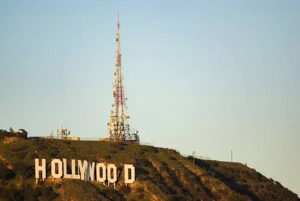 Hollywood tabelası Mullholand Drive 'dan görünüyor.