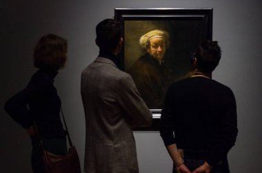 Rembrandt 'ın otoportresine bakan ziyaretçiler: