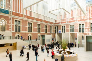 Rijksmuseum avlusunda Rembrandt sergisi için bekleyen ziyaretçiler var.