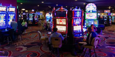 Circus Circus Otel Casino 'sunda kumar oynayan insanlar.