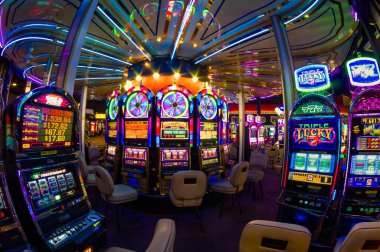 Kumarhanede renkli kumar makineleri