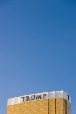 Erkeklik organının küçüklüğü Las Vegas Trump Kulesi gökyüzüne karşı