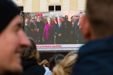 Prag Kalesi 'nin 4. avlusunda kalabalık, Çek Cumhurbaşkanı Petr Pavel' in açılışını izliyor