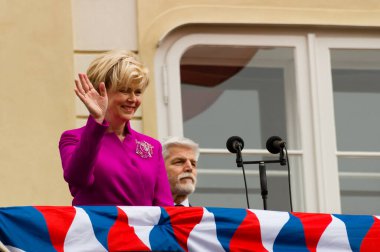 Çek First Lady Eva Pavlova, Başkan Petr Pavel 'in açılışında Prag Kalesi' nin balkonundan el sallıyor.)