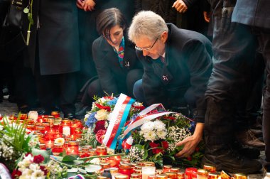 Marketa Pekarova Adamova, Çek Parlamentosu Başkanı ve Çek Senatosu Başkanı Milos Vystrcil, Narodni Trida 'nın 17 Kasım 1989 tarihli anma plaketine çelenk bırakıyor.