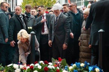 Çek Cumhurbaşkanı Petr Pavel ve eşi Eva, 17 Kasım 1989 'da Narodni Trida' daki anma töreninde