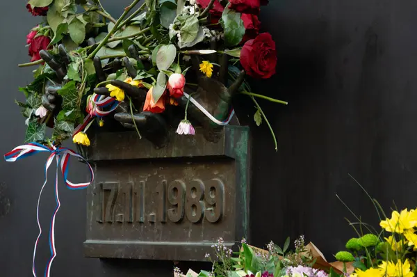 Αναμνηστική Πλάκα Της 17Ης Νοεμβρίου Διακοσμημένη Λουλούδια Που Θυμίζουν Την — Φωτογραφία Αρχείου
