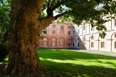 Savaş gazileri için 1731-1737 yılları arasında Çek mimar Kilian Ignaz Dienzenhofer tarafından inşa edilen barok binasının sahipsiz avlusu.