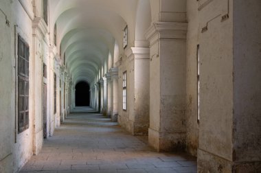 Çek mimar Kilian Ignaz Dienzenhofer tarafından 1731 'den 1737' ye kadar savaş gazileri için yapılmış Invalidovna Barok binasının uzun beyaz koridoru.