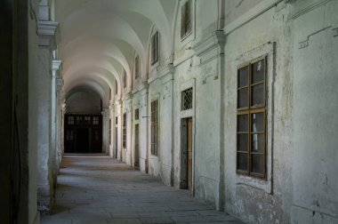 Çek mimar Kilian Ignaz Dienzenhofer tarafından 1731 'den 1737' ye kadar savaş gazileri için yapılmış Invalidovna Barok binasının uzun beyaz koridoru.