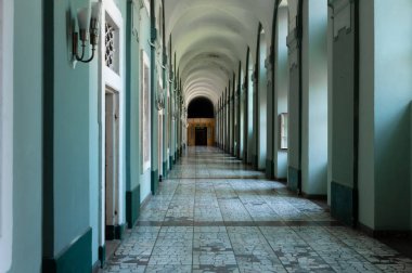 Çek mimar Kilian Ignaz Dienzenhofer tarafından 1731 'den 1737' ye kadar savaş gazileri için inşa edilen Invalidovna Barok binasının uzun yeşil koridoru