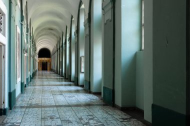 Çek mimar Kilian Ignaz Dienzenhofer tarafından 1731 'den 1737' ye kadar savaş gazileri için inşa edilen Invalidovna Barok binasının uzun yeşil koridoru