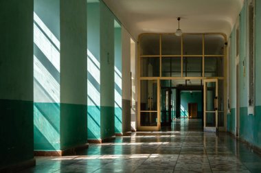 Çek mimar Kilian Ignaz Dienzenhofer tarafından 1731 'den 1737' ye kadar savaş gazileri için inşa edilen Invalidovna Barok binasının uzun yeşil koridoru