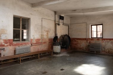 1940-1945 yılları arasında Nazi rejimine muhalifler için Prag Gestapo hapishanesi olarak hizmet veren Küçük Kale 'deki tuvalet. Terezin Anıtı