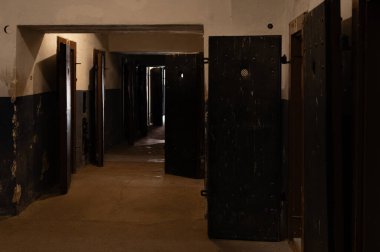 1940-1945 yılları arasında Nazi rejimine muhalifler için Prag Gestapo hapishanesi olarak hizmet veren Küçük Kale 'deki hücre hapsi. Terezin Anıtı