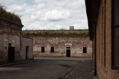 1940-1945 yılları arasında Nazi rejimine muhalifler için Prag Gestapo hapishanesi olarak hizmet veren Küçük Kale 'deki hapishane bloğu binası. Terezin Anıtı