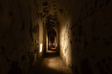 1940-1945 yılları arasında Nazi rejimine muhalifler için Prag Gestapo hapishanesi olarak hizmet veren Küçük Kale boyunca uzanan tünel. Terezin Anıtı