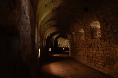 1940-1945 yılları arasında Nazi rejimine muhalifler için Prag Gestapo hapishanesi olarak hizmet veren Küçük Kale boyunca uzanan tünel. Terezin Anıtı