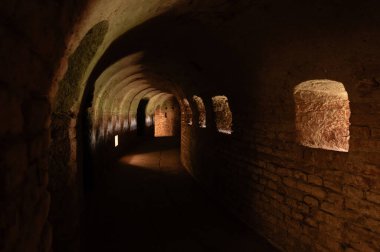 1940-1945 yılları arasında Nazi rejimine muhalifler için Prag Gestapo hapishanesi olarak hizmet veren Küçük Kale boyunca uzanan tünel. Terezin Anıtı