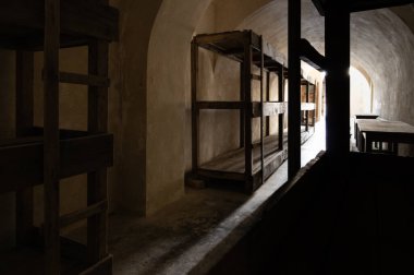 1940-1945 yılları arasında Nazi rejimine muhalifler için Prag Gestapo hapishanesi olarak hizmet veren Küçük Kale 'deki toplu hapishane hücrelerinde tahta ranzalar. Terezin Anıtı