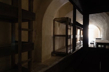 1940-1945 yılları arasında Nazi rejimine muhalifler için Prag Gestapo hapishanesi olarak hizmet veren Küçük Kale 'deki toplu hapishane hücrelerinde tahta ranzalar. Terezin Anıtı