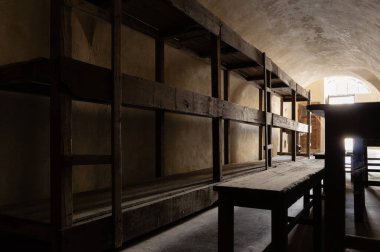 1940-1945 yılları arasında Nazi rejimine muhalifler için Prag Gestapo hapishanesi olarak hizmet veren Küçük Kale 'deki toplu hapishane hücrelerinde tahta ranzalar. Terezin Anıtı