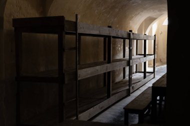 1940-1945 yılları arasında Nazi rejimine muhalifler için Prag Gestapo hapishanesi olarak hizmet veren Küçük Kale 'deki toplu hapishane hücrelerinde tahta ranzalar. Terezin Anıtı