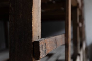 1940-1945 yılları arasında Nazi rejimine muhalifler için Prag Gestapo hapishanesi olarak hizmet veren Küçük Kale 'deki toplu hapishane hücrelerindeki tahta ranzaların kapatılması. Terezin Anıtı