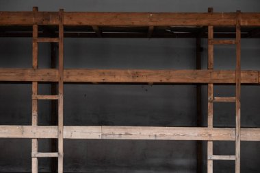 1940-1945 yılları arasında Nazi rejimine muhalifler için Prag Gestapo hapishanesi olarak hizmet veren Küçük Kale 'deki toplu hapishane hücrelerinde tahta ranzalar. Terezin Anıtı