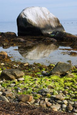Danimarka 'da su içinde daha küçük kayalar bulunan büyük kayalar.