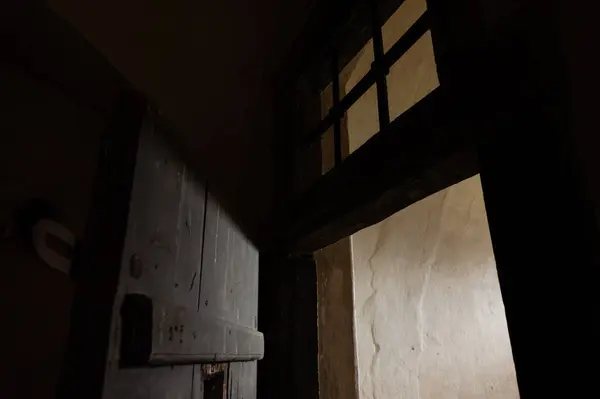 1940-1945 yılları arasında Nazi rejimine muhalifler için Prag Gestapo hapishanesi olarak hizmet veren Küçük Kale 'deki hücre hapsi. Terezin Anıtı