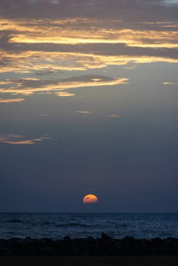 Hint Okyanusu üzerinde Dramatik Gün Batımı