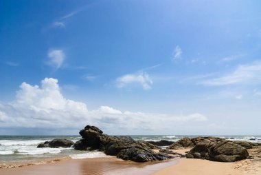 Sri Lanka 'nın batı kıyısında büyük kayalıkları olan kumsal.