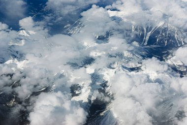 Kanada dağlarının karla kaplı havadan görünüşü